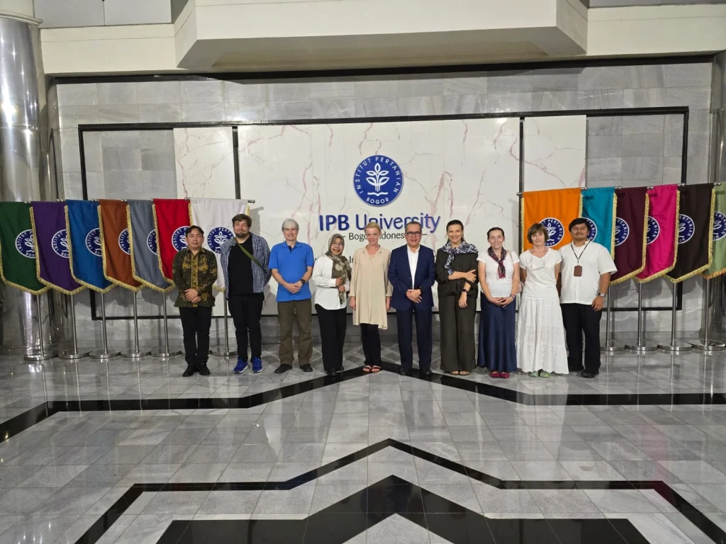 katamaran Indonezja delegacja SGGW w szpital